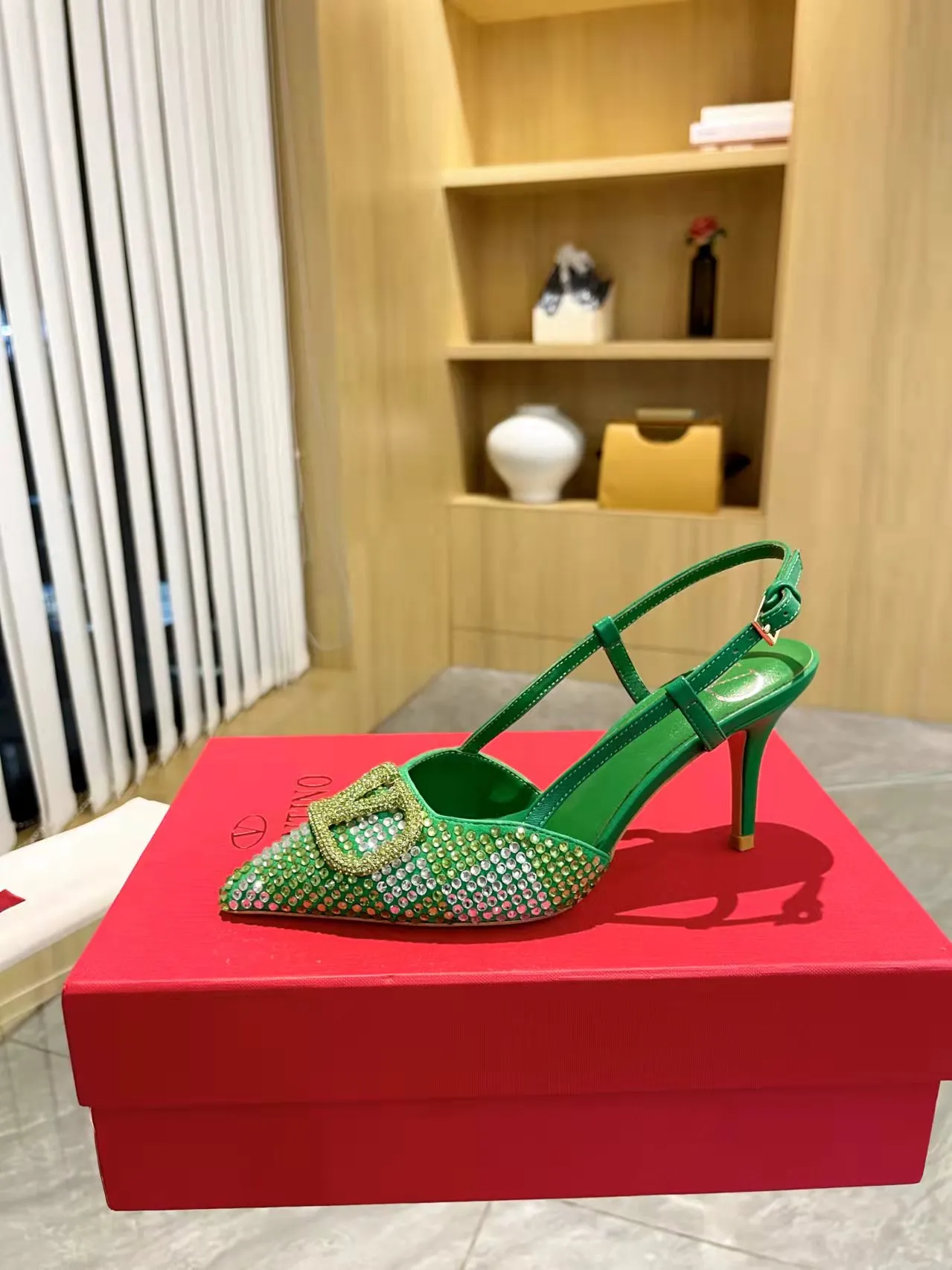👟👟Ex-factory price 440👟👟 Genuine leather sole + 40 Kloesch diamond buckle Valentino.Valentino big v buckle single shoes ㊙️Latest series of counter genuine version with perfect details. Authentic products are made one to one. All details are consistent with genuine ones. The upper foot is very pedicure type. The key point is that it is very good and easy to control. It does not wear the feet and does not tire the feet. It is a walking artifact. The last shape is completely compared to the counter. The details are perfect. It is impossible to make such an exquisite product without the original version. Exclusive molded brass color. The highest version on the market. Fabric: imported sheepskin, lining and foot pads are all sheepskin. Color: 13 colors available. Sizes (34 to 42). Customized size 34 and 42. Non-returnable and non-exchangeable. Heel height: 7CM. Rubber sole. Genuine leather sole +40